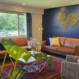 cheerful-2-bedrooms-house-with-amazing-backyard.hotels-victoria.net/