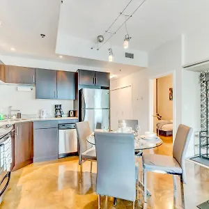luxury-2br-condo-king-bed-stunning-city-views.calgaryhotelsearch.com/
